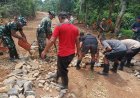 TNI dan Warga Pandeglang Bersatu Padukan Semangat Gotong Royong Bangun Jalan